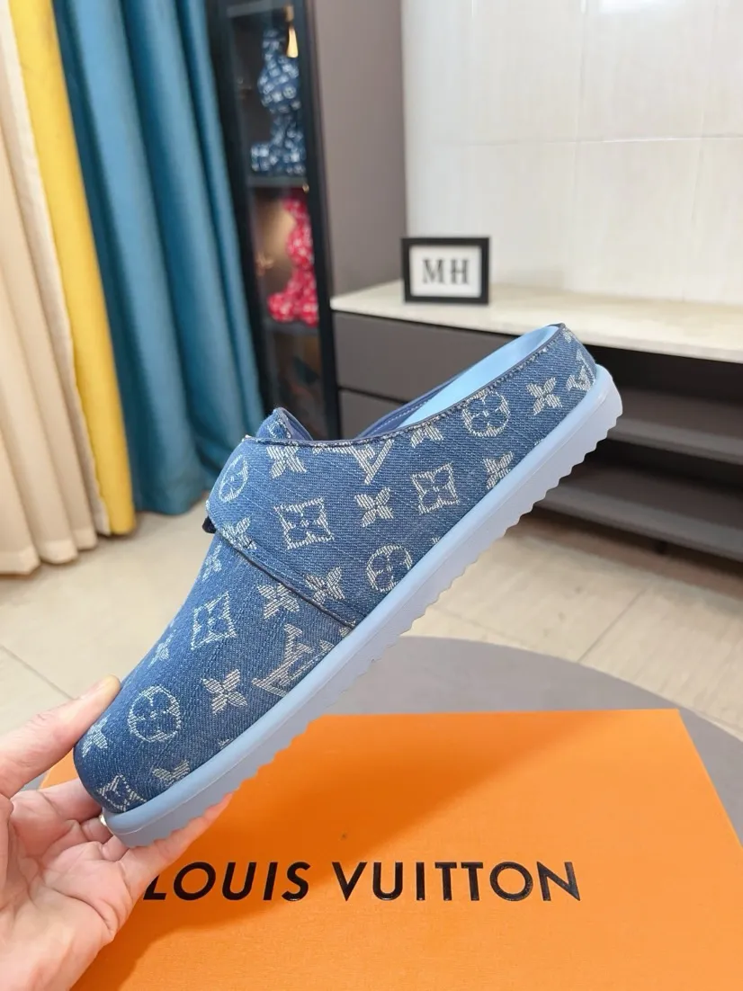 Men's shoes 💰360🌸🌸LV Easy 2025 new men's casual sandals and slippers, made of suede cow leather, with Monogram pattern to highlight the trendy style. Adjustable straps illuminated with LV letters, while a resilient insole and micro outsole provide lightweight comfort. Made of suede cow leather with embossed Monogram pattern and brand element metal hardware✅Adjustable straps➕Tough insole‼ ️Micro outsole. Comfortable and easy to wear‼ ️ size：38-45